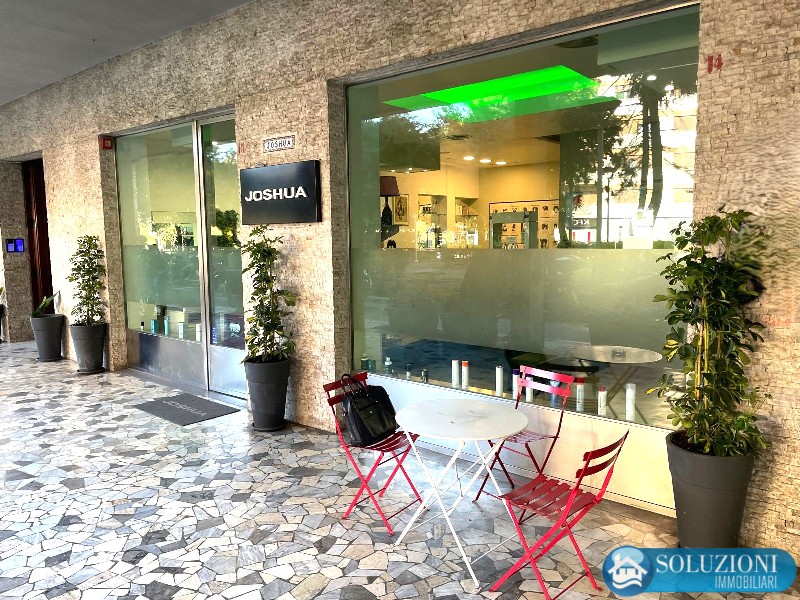 Libert� - Negozio C/1 Largo degli Abeti Mq 100 - 2 Luci